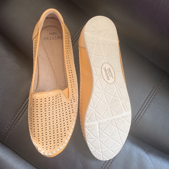 Earth Origins comfy slip ons. Yellow/mustard - Picture 2 of 3